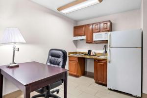 Kuchyň nebo kuchyňský kout v ubytování MainStay Suites Addison-Dallas