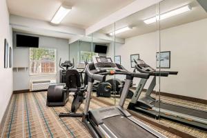 Fitness centrum a/nebo fitness zařízení v ubytování MainStay Suites Addison-Dallas