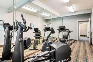 Fitness centrum a/nebo fitness zařízení v ubytování MainStay Suites Addison-Dallas