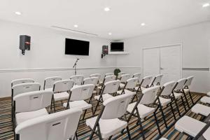 TV a/nebo společenská místnost v ubytování MainStay Suites Addison-Dallas