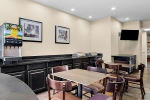 TV a/nebo společenská místnost v ubytování MainStay Suites Addison-Dallas