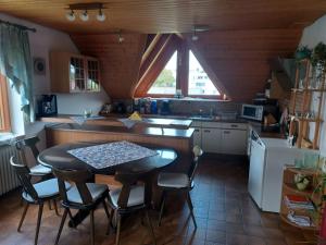 Η κουζίνα ή μικρή κουζίνα στο Schöne Dachwohnung +2 φωτογραφίες