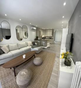 Ruang duduk di Appartement luxueux 110m collé au prestigieux hôtel le MARTINEZ