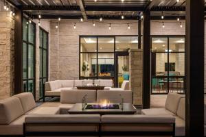 Home2 Suites By Hilton Marina的休息区