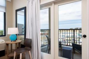 Home2 Suites By Hilton Marina的阳台或露台