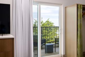 Home2 Suites By Hilton Marina的阳台或露台