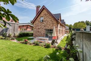 a backyard with a brick house with a garden at Storchennest in Wyk auf Föhr