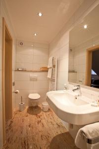 Koupelna v ubytování Hotel Stolberg + 22 fotografií