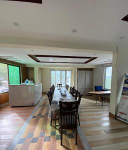 锡卡都Mount View Hotel Skardu的一间带长桌和椅子的用餐室