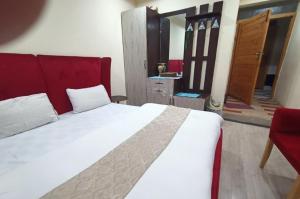 Uma cama ou camas num quarto em Mount View Hotel Skardu