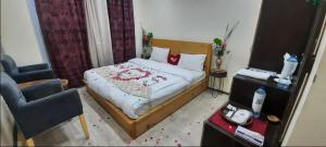 Uma cama ou camas num quarto em Mount View Hotel Skardu