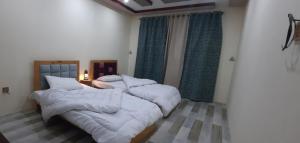 Uma cama ou camas num quarto em Mount View Hotel Skardu