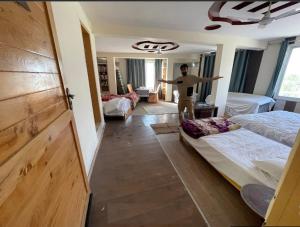 Uma cama ou camas num quarto em Mount View Hotel Skardu