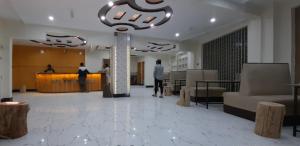 Uma área de estar em Mount View Hotel Skardu