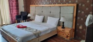 Uma cama ou camas num quarto em Mount View Hotel Skardu