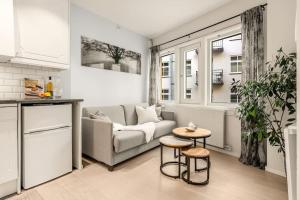 un soggiorno con un divano e un tavolo di Flat in Bergen house with outstanding roof terrace a Bergen