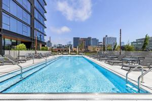 Una piscina con sillas y un edificio. en Blueground West Loop pool gym spa wd elev CHI-1099, en Chicago