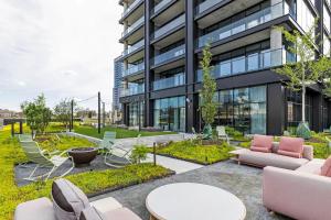 un edificio con un patio con sillas y mesas en Blueground West Loop pool gym spa wd elev CHI-1099, en Chicago