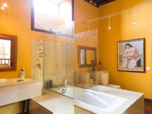 ein Badezimmer mit großer Badewanne und Waschbecken in der Unterkunft Live Orotava Casa antigua Patrimonio nacional in La Orotava