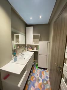 Dapur atau dapur kecil di Maison vue sur le mer