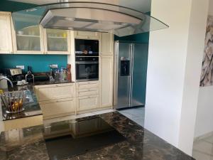 Dapur atau dapur kecil di Maison vue sur le mer
