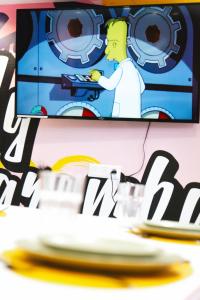 TV a/nebo společenská místnost v ubytování Capsule Springfield - Balnéo -Sauna - Billard