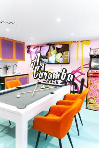 Fotografie z fotogalerie ubytování Capsule Springfield - Balnéo -Sauna - Billard v destinaci Douai