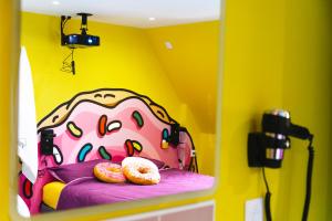 Postel nebo postele na pokoji v ubytování Capsule Springfield - Balnéo -Sauna - Billard