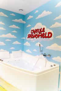 Postel nebo postele na pokoji v ubytování Capsule Springfield - Balnéo -Sauna - Billard