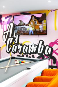 TV a/nebo společenská místnost v ubytování Capsule Springfield - Balnéo -Sauna - Billard