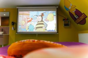 TV a/nebo společenská místnost v ubytování Capsule Springfield - Balnéo -Sauna - Billard