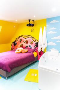 Postel nebo postele na pokoji v ubytování Capsule Springfield - Balnéo -Sauna - Billard