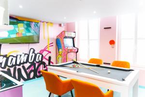 Biliár nebo kulečník v ubytování Capsule Springfield - Balnéo -Sauna - Billard