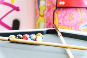 Biliár nebo kulečník v ubytování Capsule Springfield - Balnéo -Sauna - Billard
