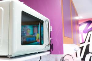 TV a/nebo společenská místnost v ubytování Capsule Springfield - Balnéo -Sauna - Billard