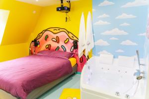 Postel nebo postele na pokoji v ubytování Capsule Springfield - Balnéo -Sauna - Billard