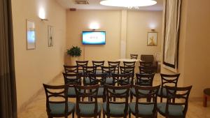 Televízia a/alebo spoločenská miestnosť v ubytovaní Riviera Hotel