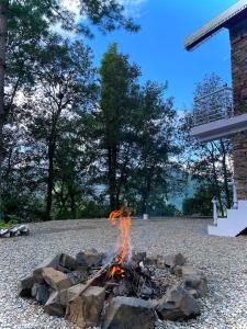 un focolare in mezzo a un cortile di The Pahadi House a Shimla