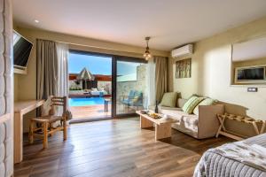 salon z kanapą i stołem w obiekcie Esperides Resort Crete, The Authentic Experience w mieście Hersonissos