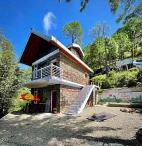 una casa in mattoni con scala e balcone di The Pahadi House a Shimla