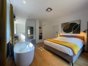 una camera da letto con un letto e una vasca da bagno di Lafarques a Pepinster