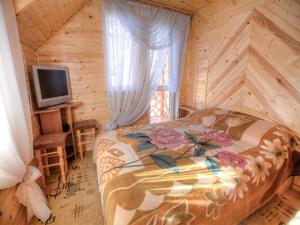 En eller flere senge i et værelse på Sadyba Karpaty