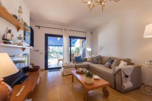 ein Wohnzimmer mit Sofa und Tisch in der Unterkunft Bahía Meloneras Relax in San Bartolomé de Tirajana