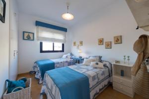 ein Schlafzimmer mit zwei Betten und einem Fenster in der Unterkunft Bahía Meloneras Relax in San Bartolomé de Tirajana + 14 Fotos