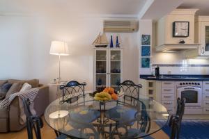 eine Küche mit einem Glastisch mit einer Obstschale darauf in der Unterkunft Bahía Meloneras Relax in San Bartolomé de Tirajana