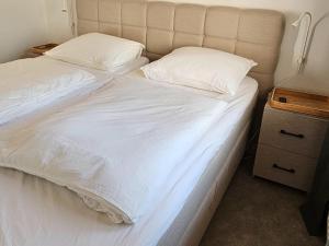 two beds sitting next to each other in a room at Vakantiehuisje Juultje in Wissenkerke in Wissenkerke