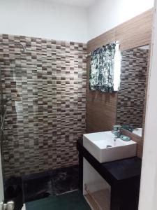 un bagno con lavandino e doccia di Tropical Villa Escape in Sosua a Sosúa