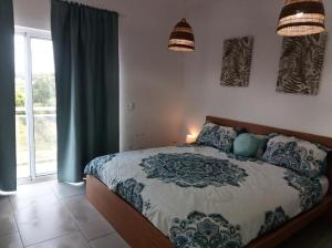 una camera da letto con un letto e una grande finestra di Tropical Villa Escape in Sosua a Sosúa Altre 29 foto