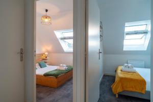 a bedroom with a bed and a window at Le Saint-Patern - T3 centre-ville et garage sécurisé in Vannes