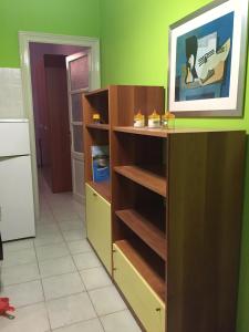 una cocina con una estantería de madera con zapatos. en Casa Barolo, en Turín